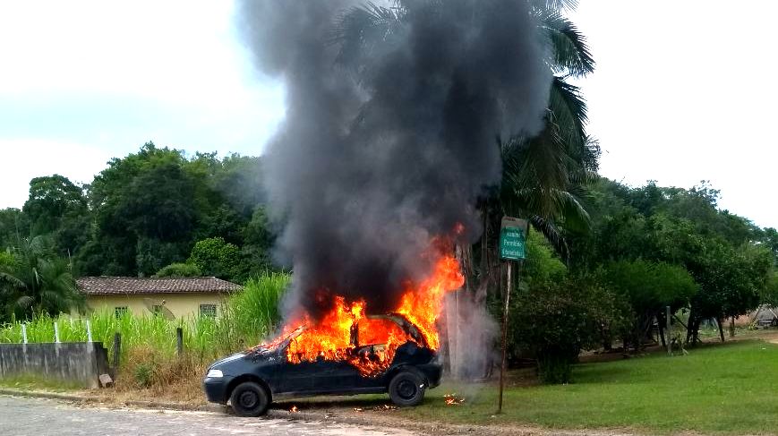 Carro pega fogo em Estação Cocal
