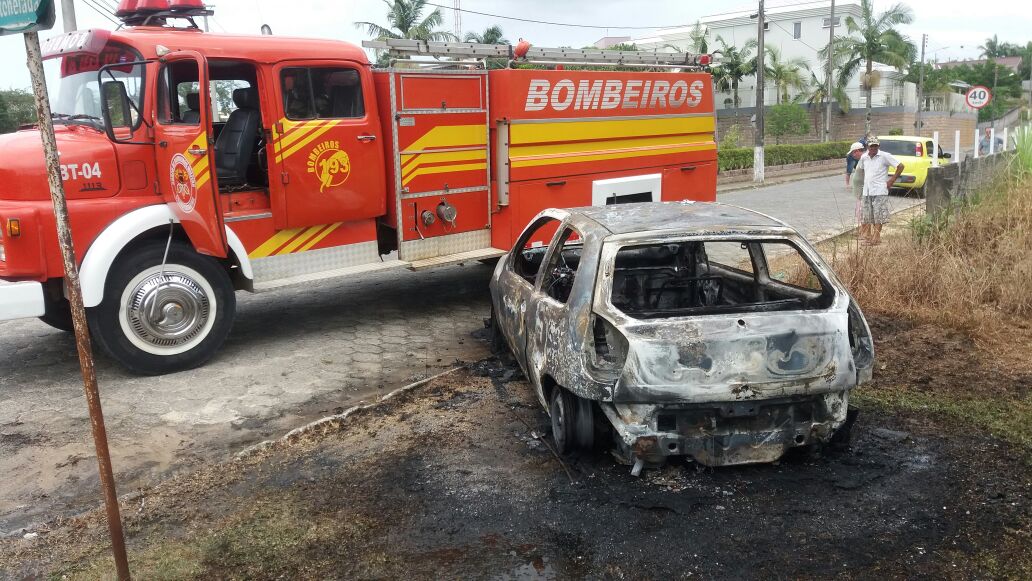 Carro pega fogo em Estação Cocal