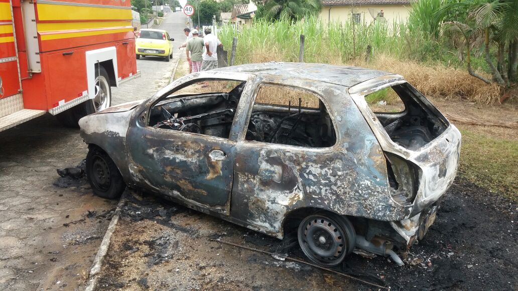 Carro pega fogo em Estação Cocal