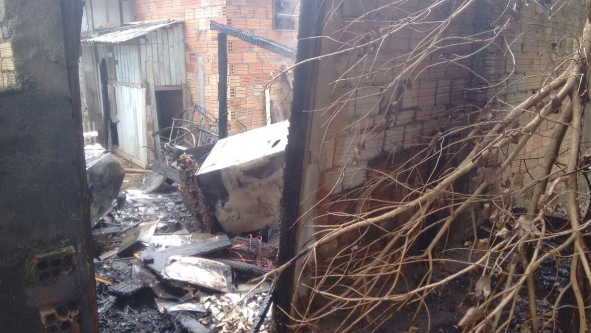 Fogo destrói “rancho” na Rua Nicolau João de Souza