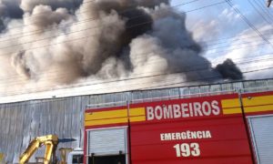 Bombeiros de Morro da Fumaça ajudaram a combater incêndio de empresa em Içara