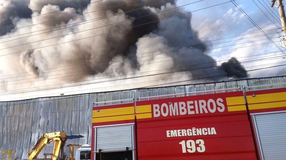 Bombeiros de Morro da Fumaça ajudaram a combater incêndio de empresa em Içara