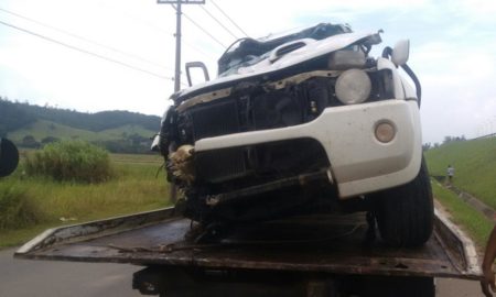 Capotamento deixa casal ferido na BR-101