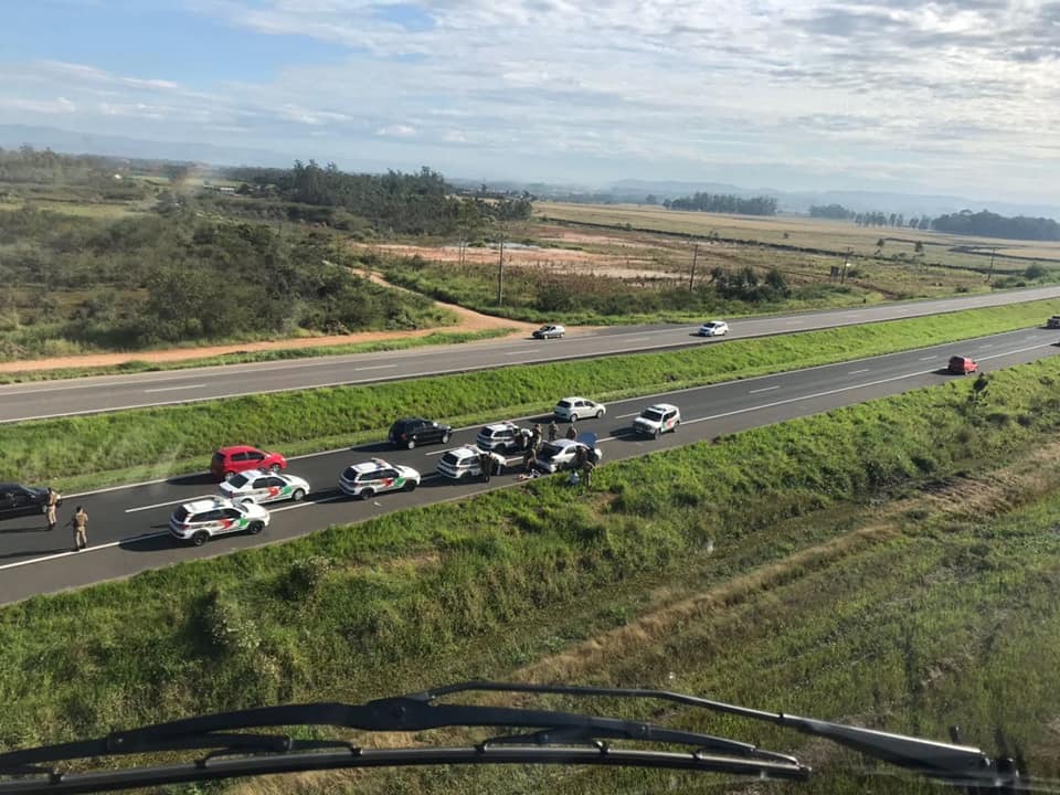 Viaturas de Morro da Fumaça fazem cerco para pegar carro em fuga