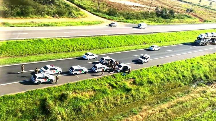 Viaturas de Morro da Fumaça fazem cerco para pegar carro em fuga