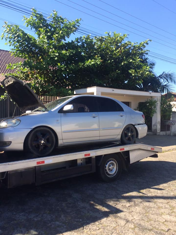 Viaturas de Morro da Fumaça fazem cerco para pegar carro em fuga