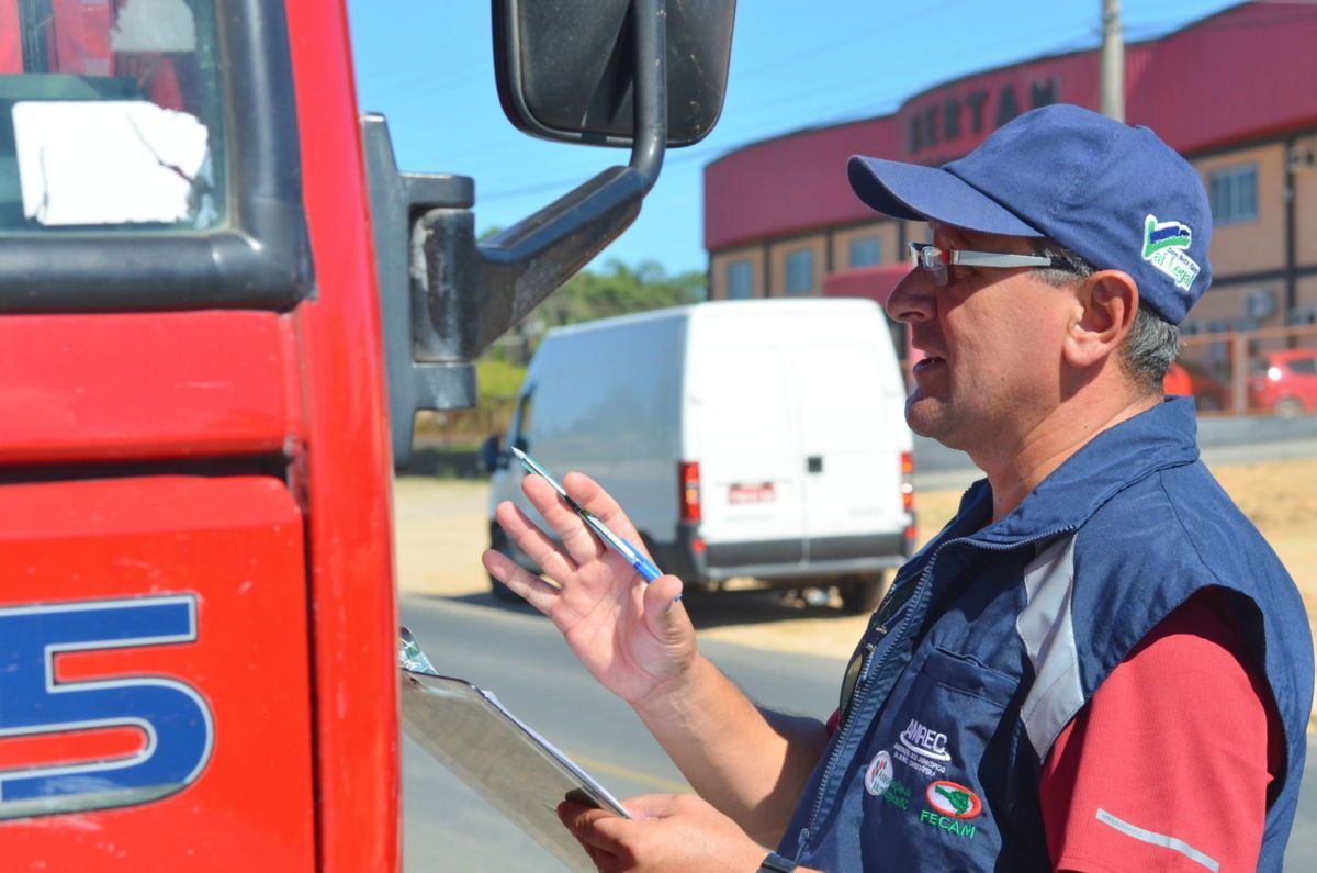 Blitz na SC-443 registra 26% de veículos transportando mercadoria de forma irregular