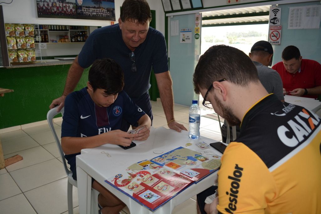 Colecionadores se encontram no Rui Barbosa para trocar figurinhas da Copa do Mundo