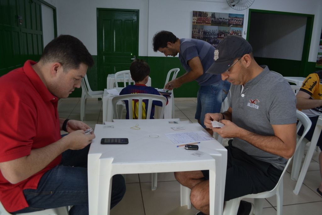 Colecionadores se encontram no Rui Barbosa para trocar figurinhas da Copa do Mundo