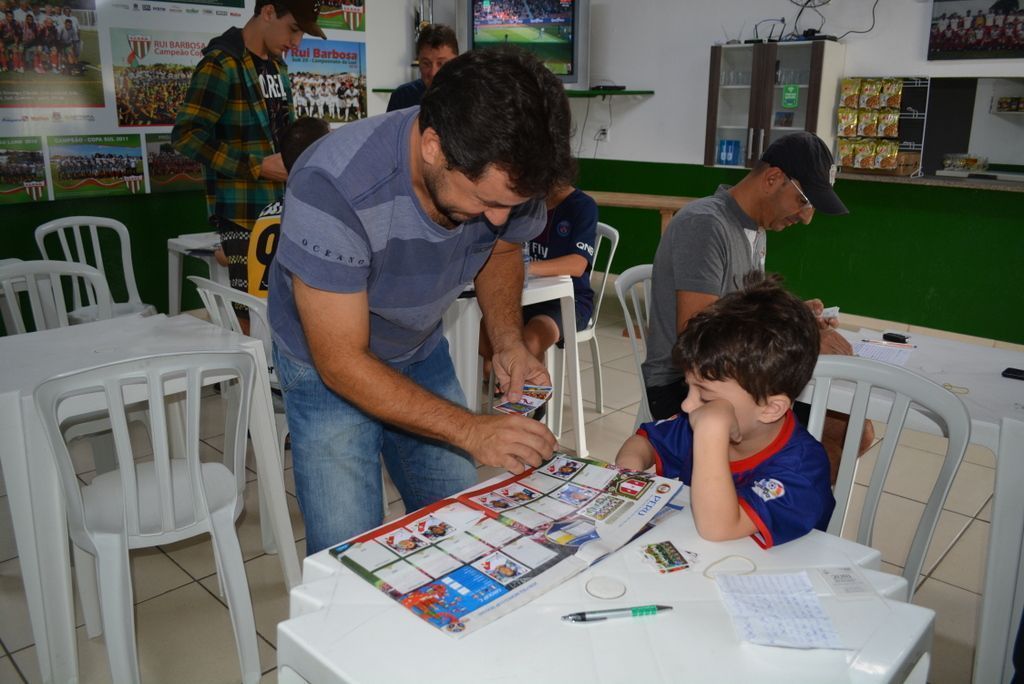 Colecionadores se encontram no Rui Barbosa para trocar figurinhas da Copa do Mundo