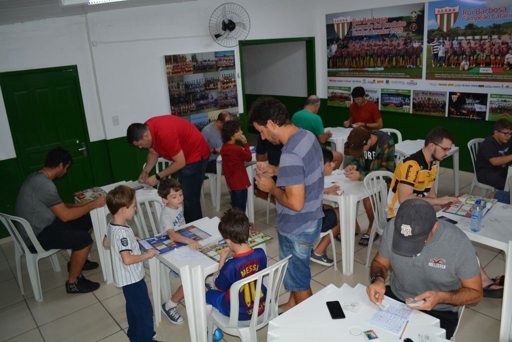 Colecionadores se encontram no Rui Barbosa para trocar figurinhas da Copa do Mundo