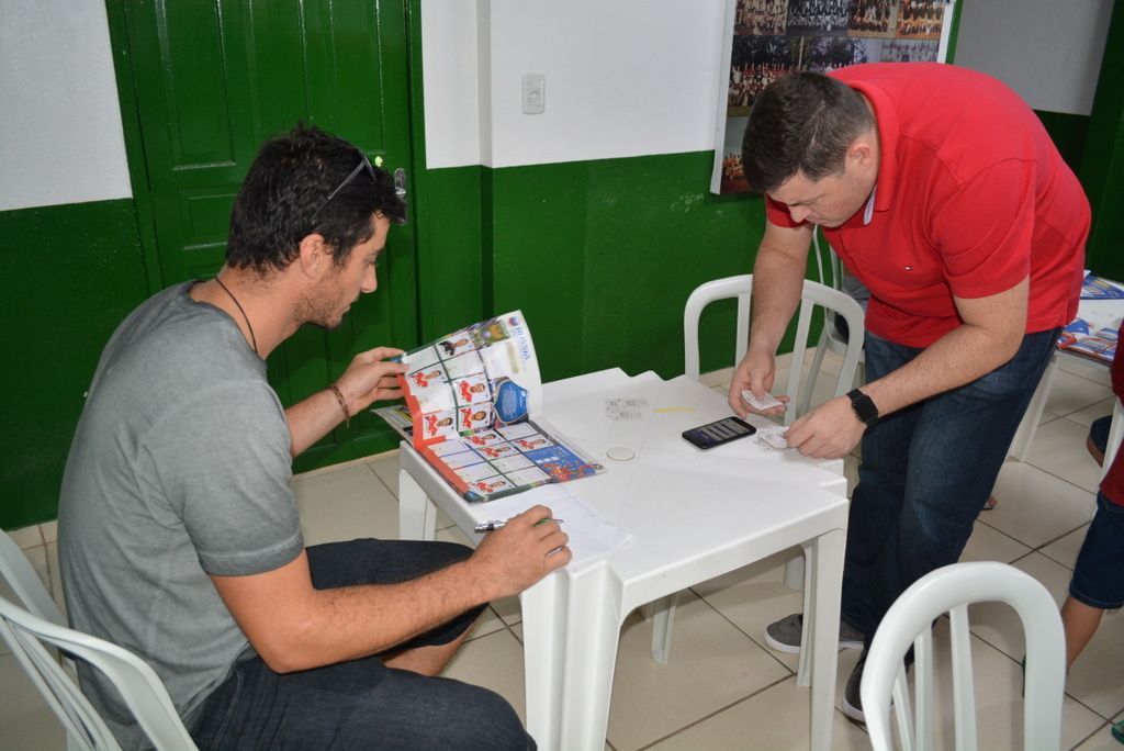 Colecionadores se encontram no Rui Barbosa para trocar figurinhas da Copa do Mundo