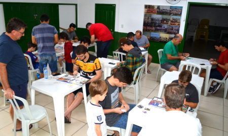 Colecionadores se encontram no Rui Barbosa para trocar figurinhas da Copa do Mundo