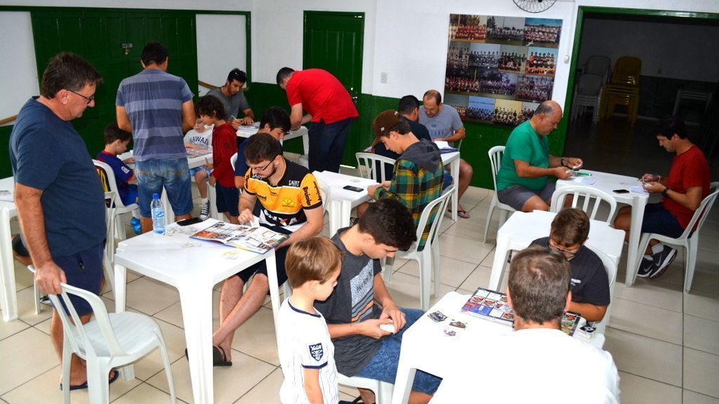 Colecionadores se encontram no Rui Barbosa para trocar figurinhas da Copa do Mundo