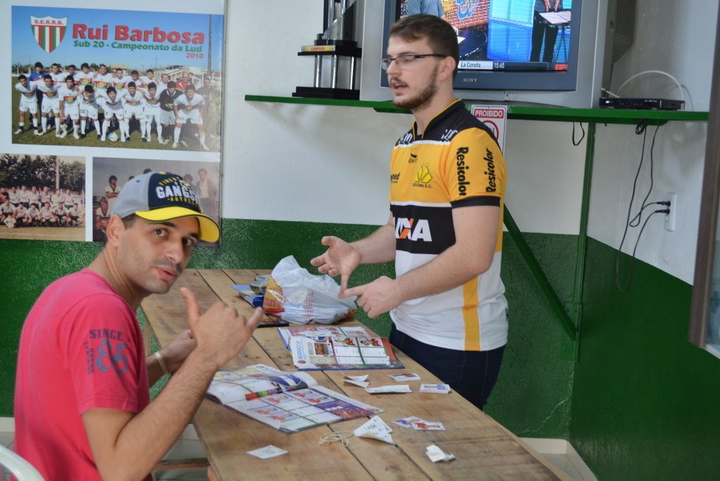 Colecionadores se encontram no Rui Barbosa para trocar figurinhas da Copa do Mundo