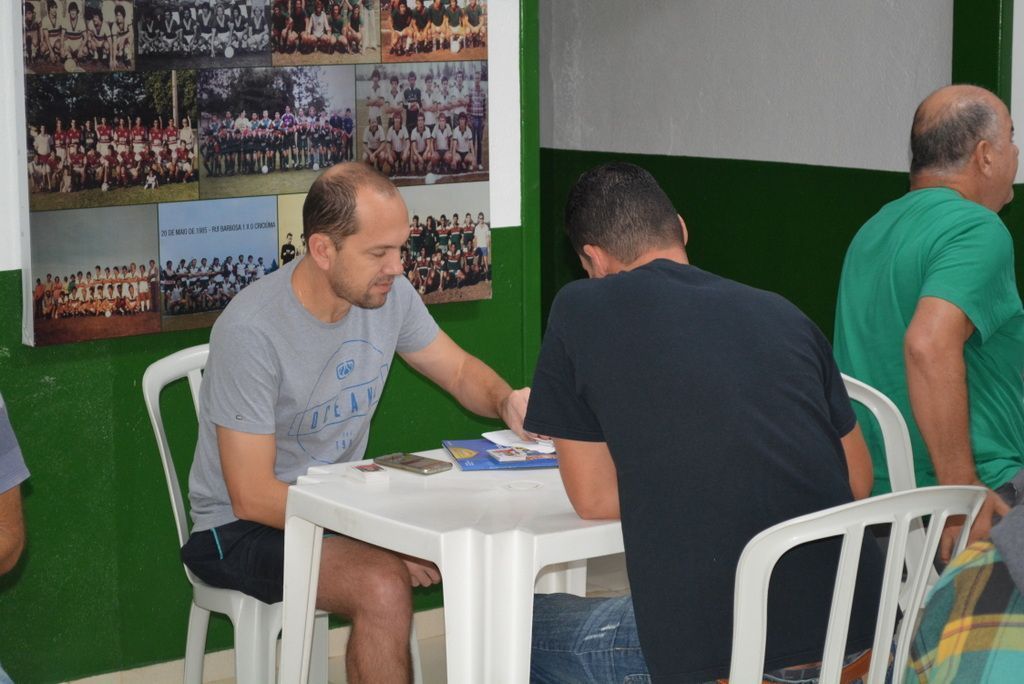 Colecionadores se encontram no Rui Barbosa para trocar figurinhas da Copa do Mundo