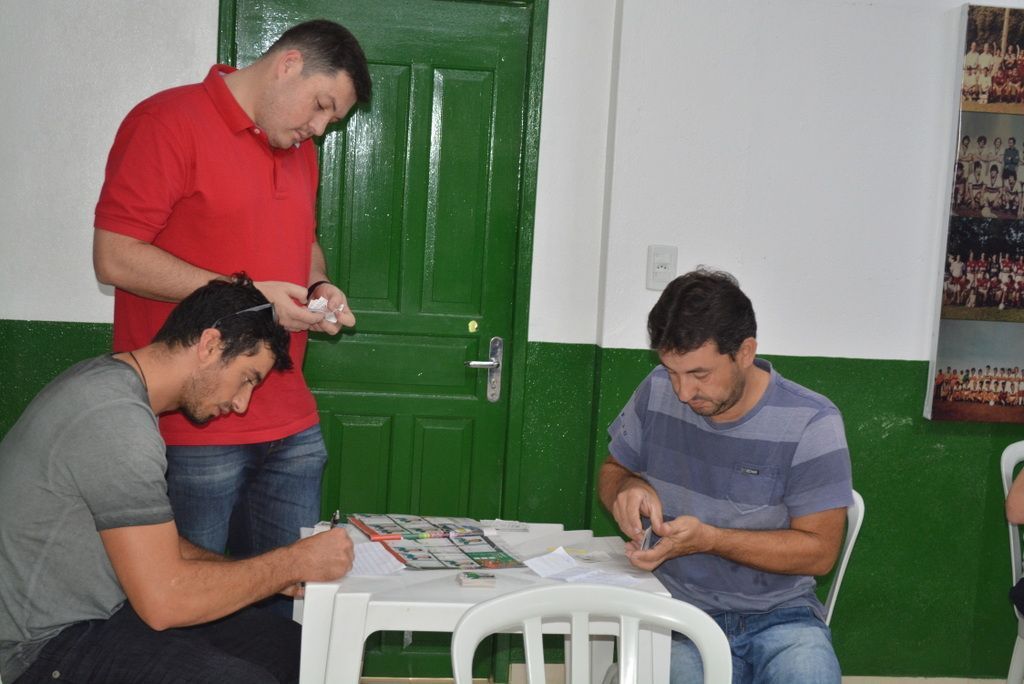 Colecionadores se encontram no Rui Barbosa para trocar figurinhas da Copa do Mundo