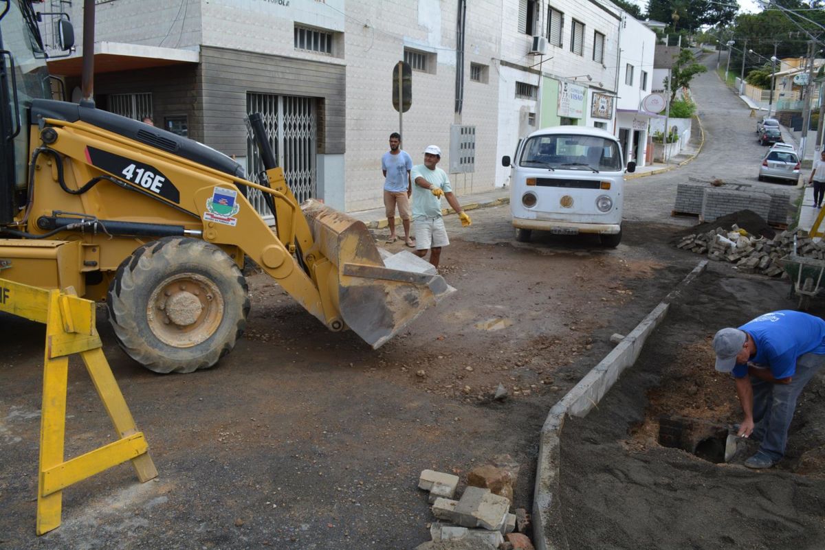 Obras nas vias públicas exigem atenção dos motoristas em Morro da Fumaça