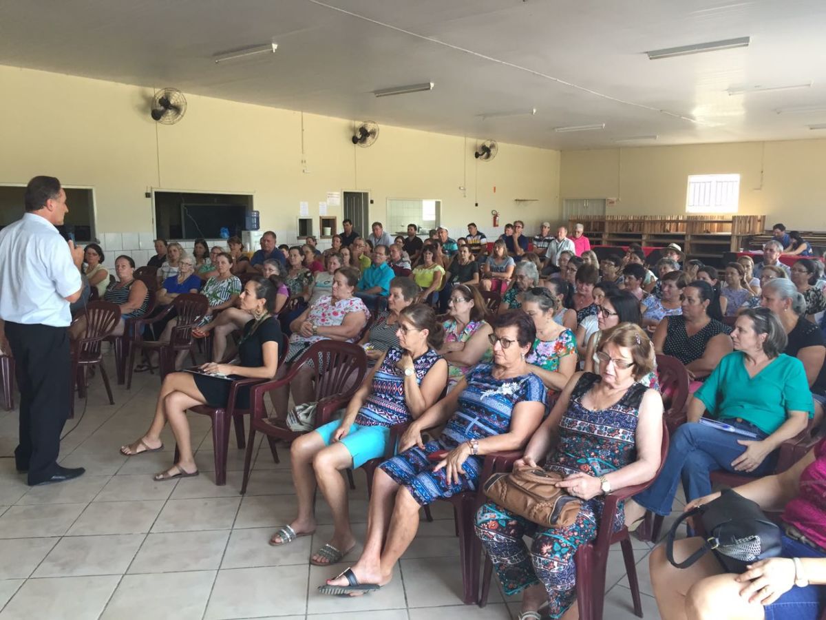 Ensinamentos, risadas e lição de vida na palestra com o Padre Valmor Della Giustina