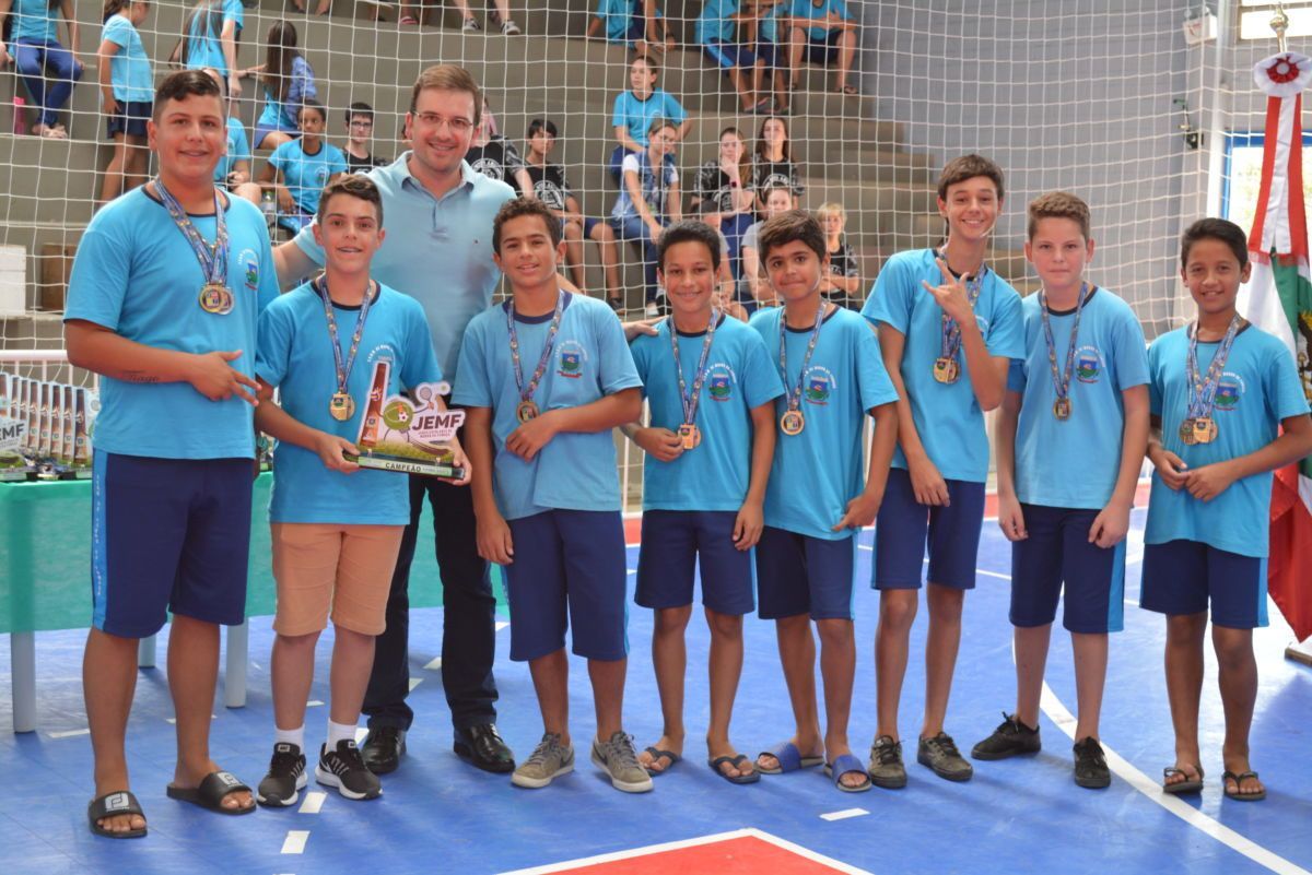 Campeões dos Jogos Escolares recebem premiação em Morro da Fumaça