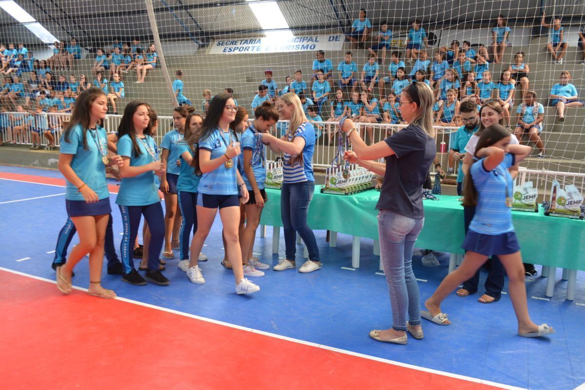 Campeões dos Jogos Escolares recebem premiação em Morro da Fumaça