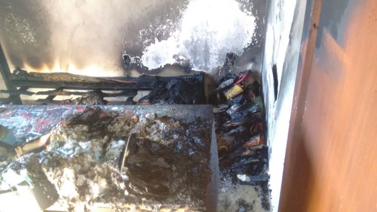 Casa é parcialmente destruída pelo fogo