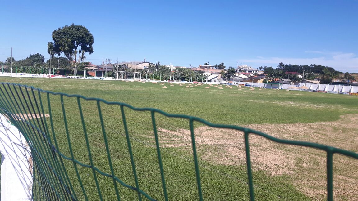 Gramado do Rui Barbosa recebe nova etapa do tratamento