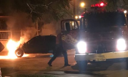 Carro pega fogo no Bairro de Costa