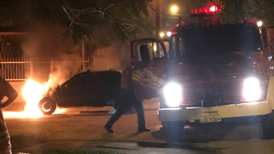 Carro pega fogo no Bairro de Costa