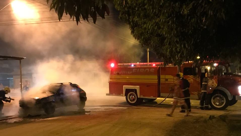 Carro pega fogo no Bairro de Costa