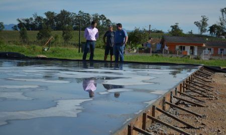 Quadra poliesportiva é construída em Vila Rica