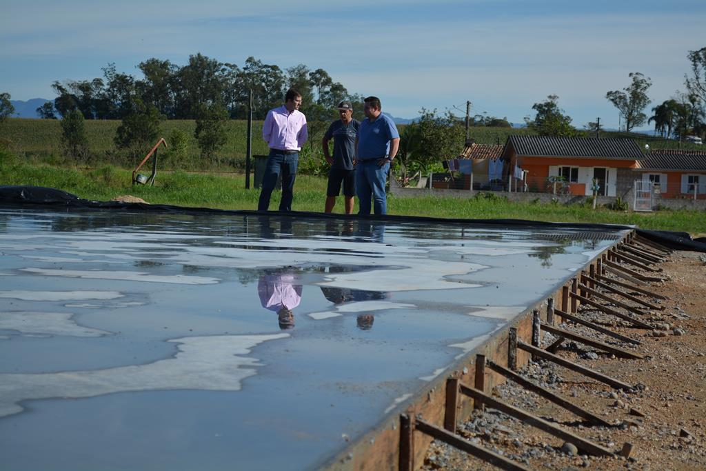 Quadra poliesportiva é construída em Vila Rica