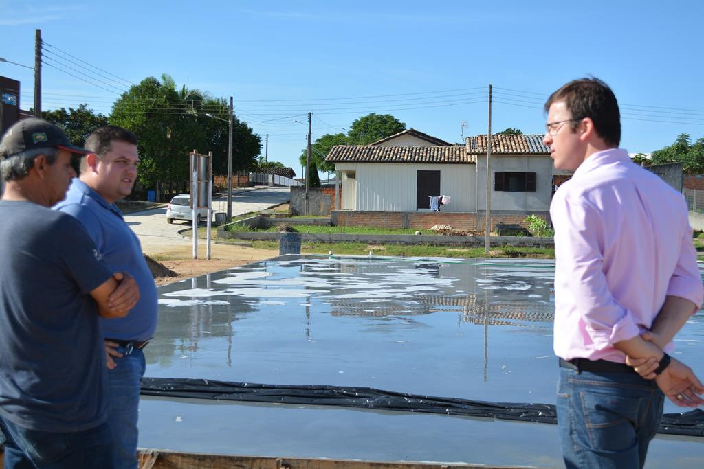 Quadra poliesportiva é construída em Vila Rica