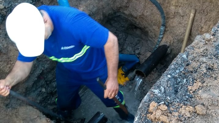 Morro da Fumaça Saneamento trabalha no conserto de vazamento no Centro da cidade