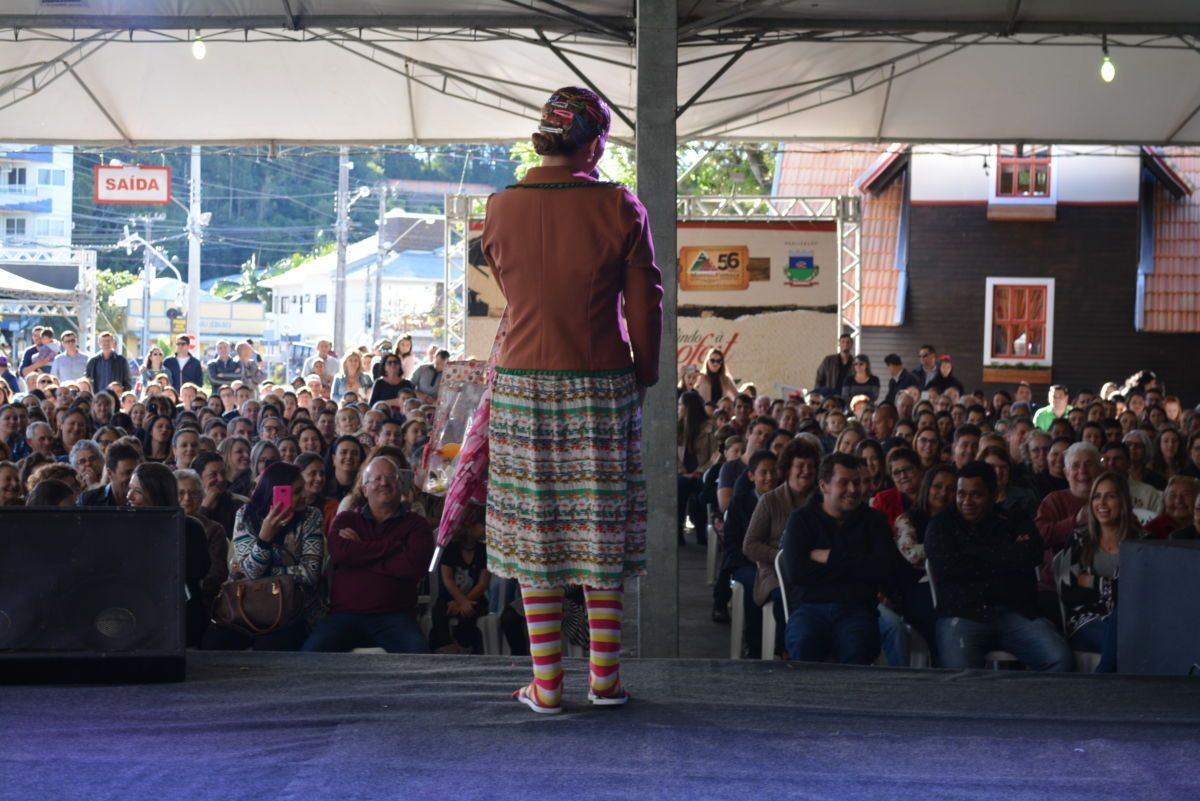 Corte do bolo e baile da terceira idade encerram a Maggiofest