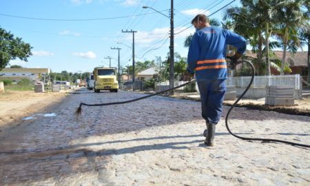 Governo Municipal inicia pavimentação asfáltica de trecho crítico da rua João de Rochi