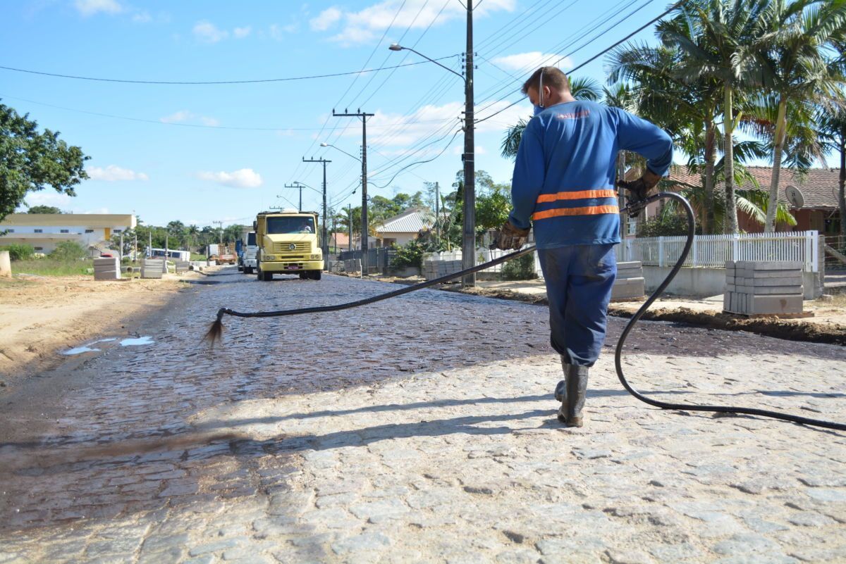 Governo Municipal inicia pavimentação asfáltica de trecho crítico da rua João de Rochi