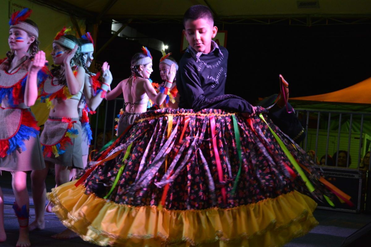 Corte do bolo e baile da terceira idade encerram a Maggiofest