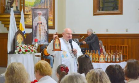 Católicos participam da coroação da Mãe Peregrina