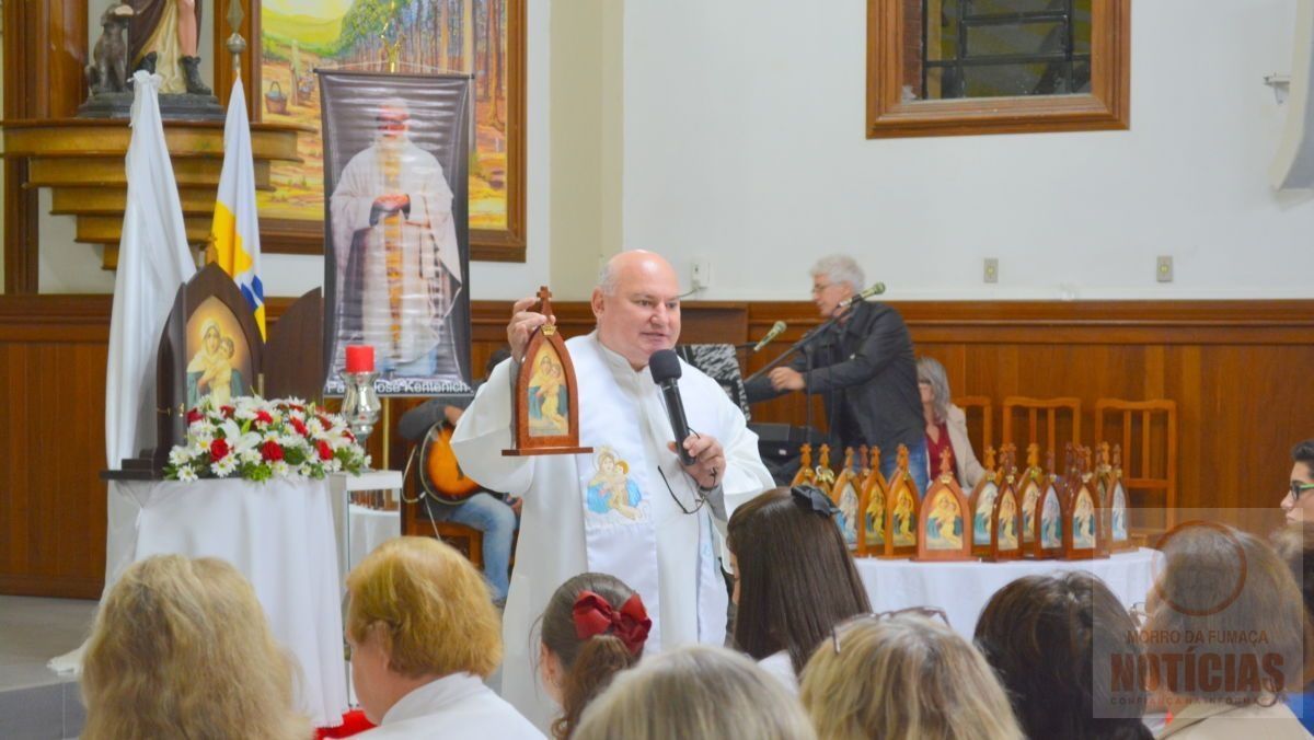 Católicos participam da coroação da Mãe Peregrina