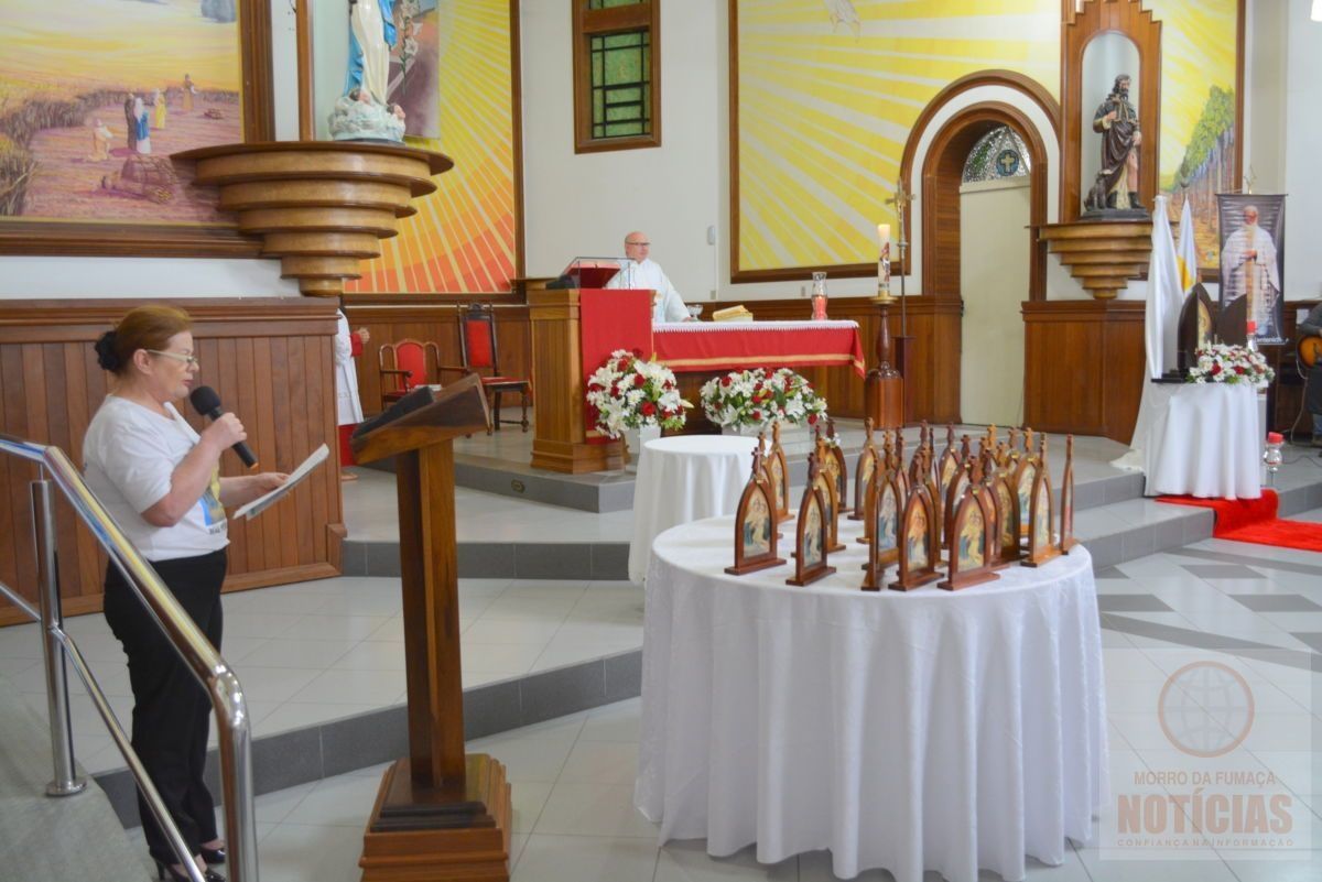 Católicos participam da coroação da Mãe Peregrina