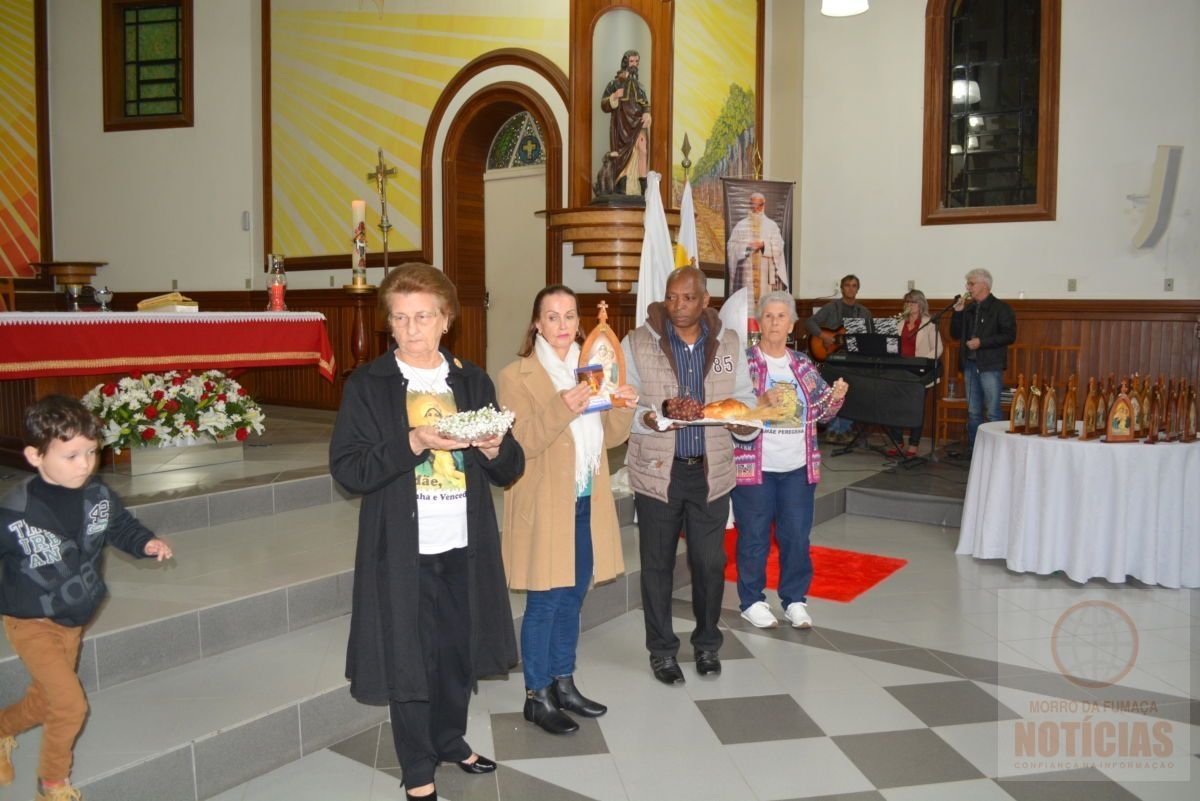 Católicos participam da coroação da Mãe Peregrina