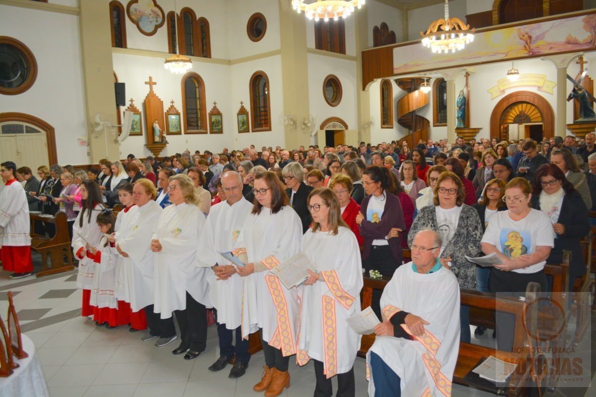 Católicos participam da coroação da Mãe Peregrina