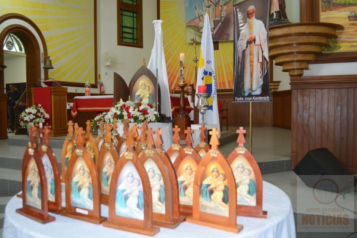 Católicos participam da coroação da Mãe Peregrina