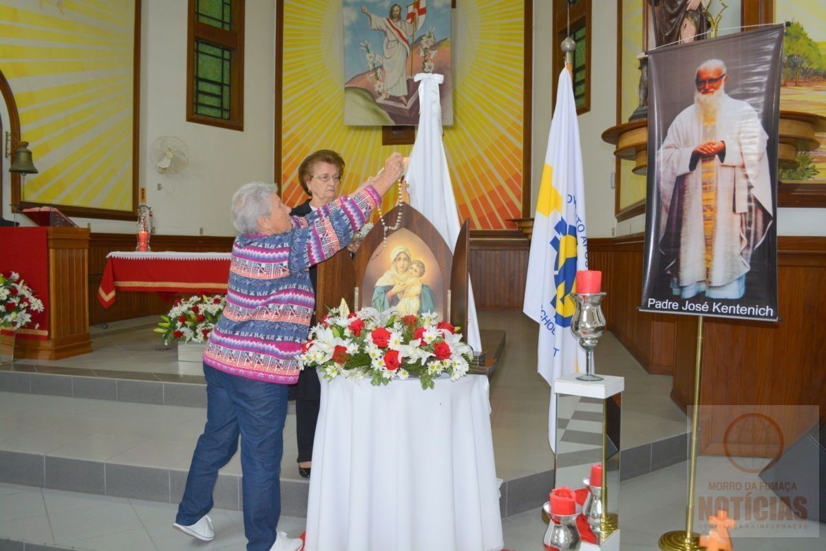 Católicos participam da coroação da Mãe Peregrina