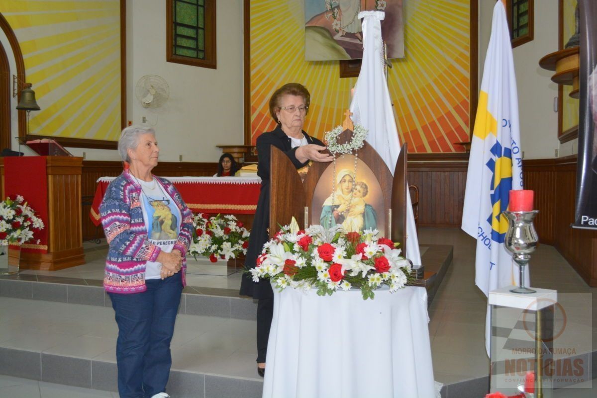 Católicos participam da coroação da Mãe Peregrina