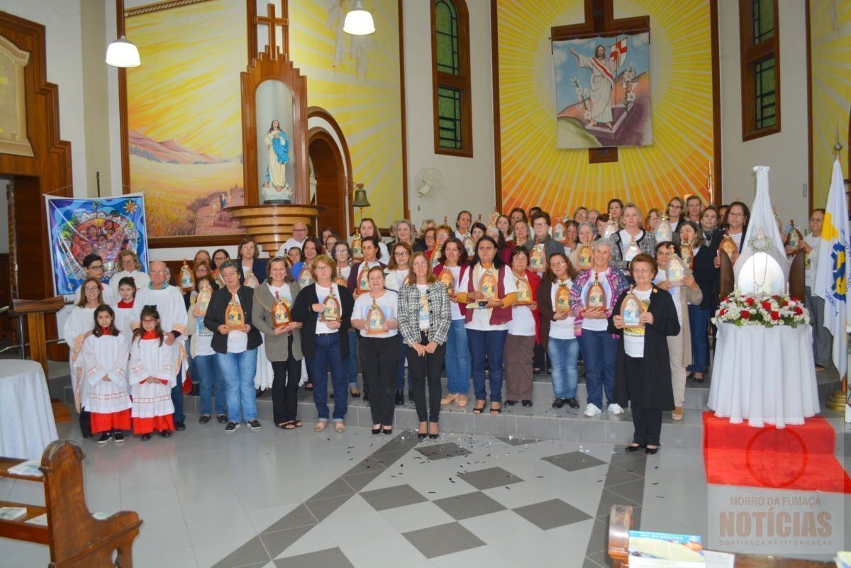 Católicos participam da coroação da Mãe Peregrina