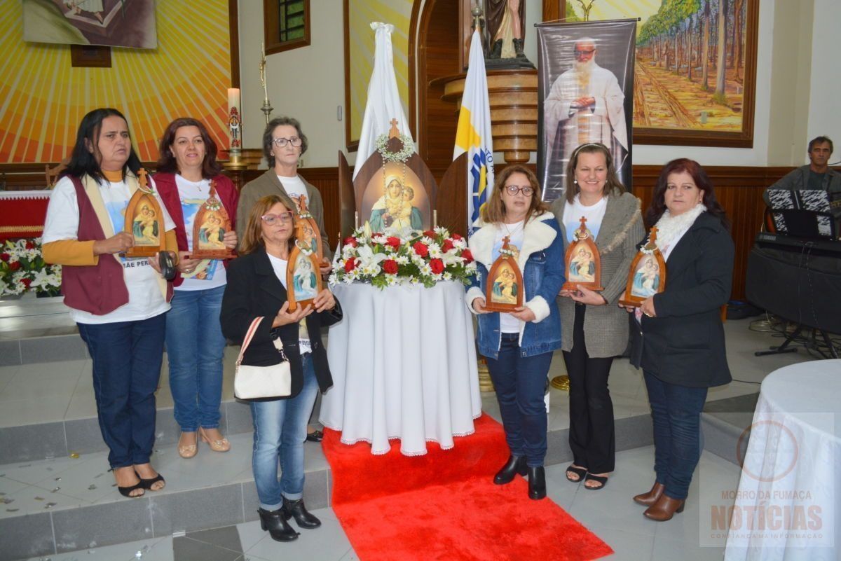Católicos participam da coroação da Mãe Peregrina