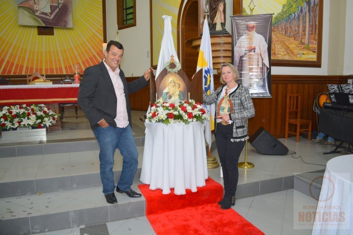 Católicos participam da coroação da Mãe Peregrina