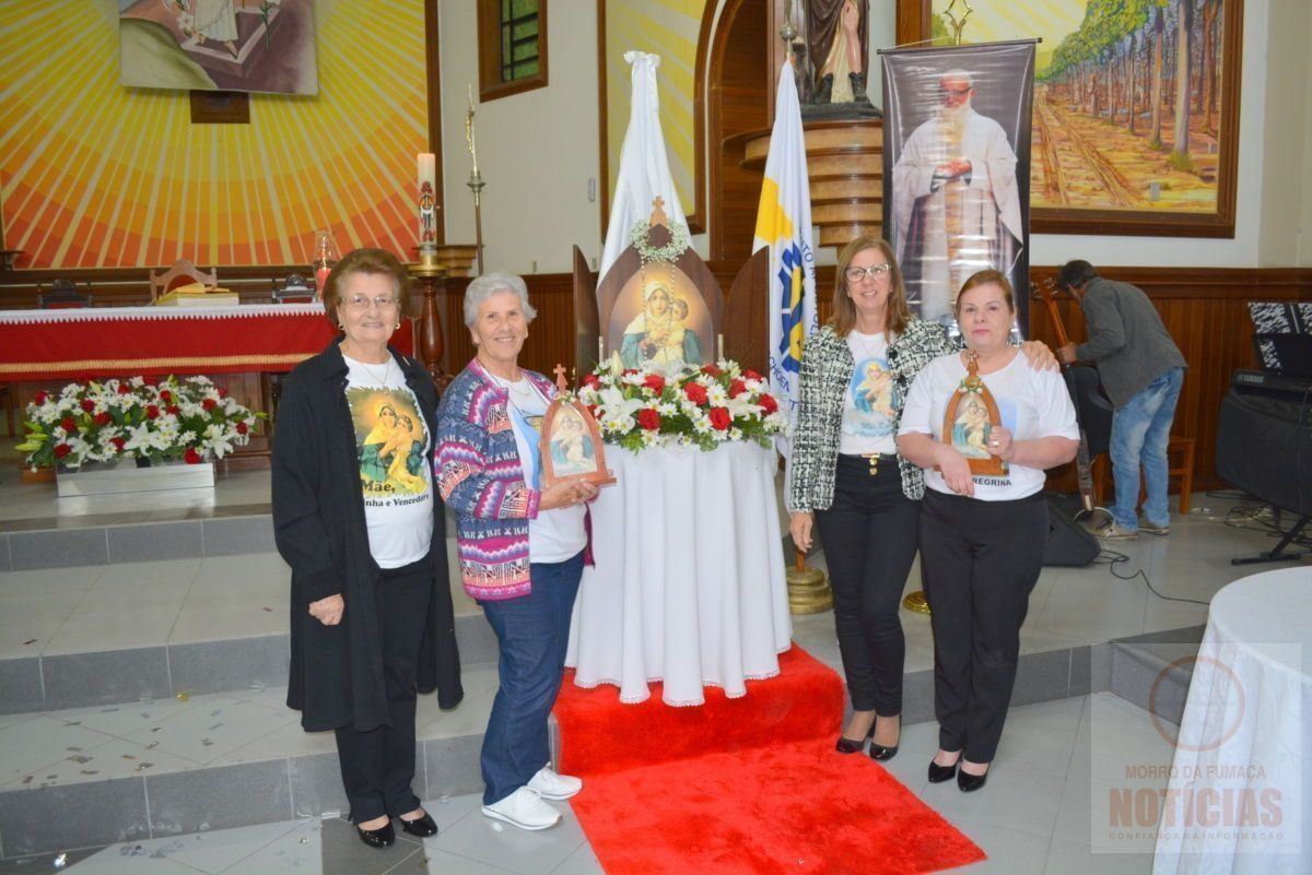 Católicos participam da coroação da Mãe Peregrina